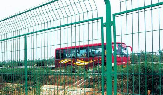 高速公路護(hù)欄網(wǎng).jpg 高速公路護(hù)欄網(wǎng).jpg
